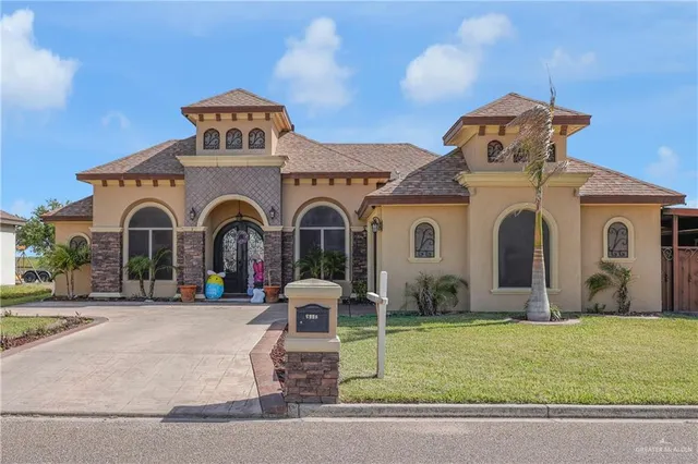 a view of a house with backyard and porch