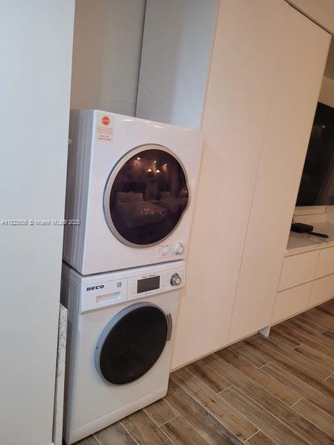 2889 McFarlane Road, Unit 1016 Miami, FL 33133 - Photo 5 of 12 a utility room with dryer and washer