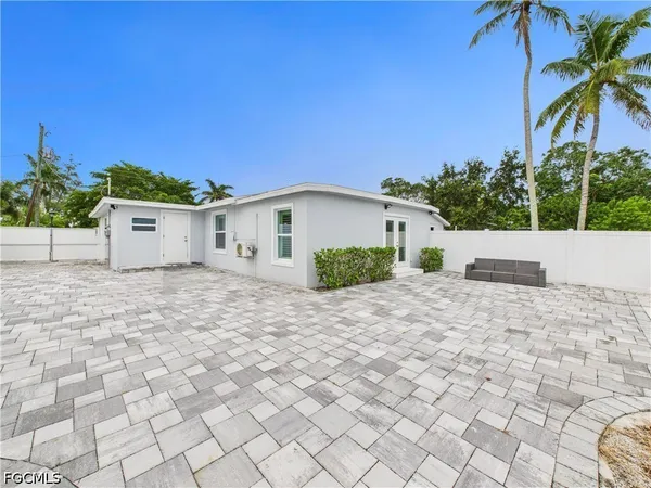 $2,900 | 567 13th Street North, Naples, FL 34102