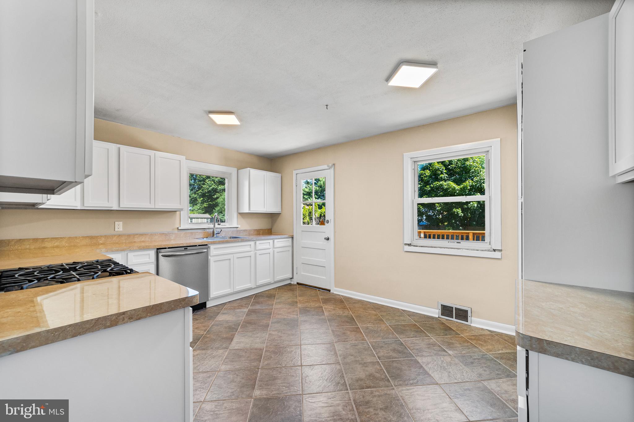 388 Ewingville Road Ewing, NJ 08638 - Photo 10 of 36 Gallery Image 10