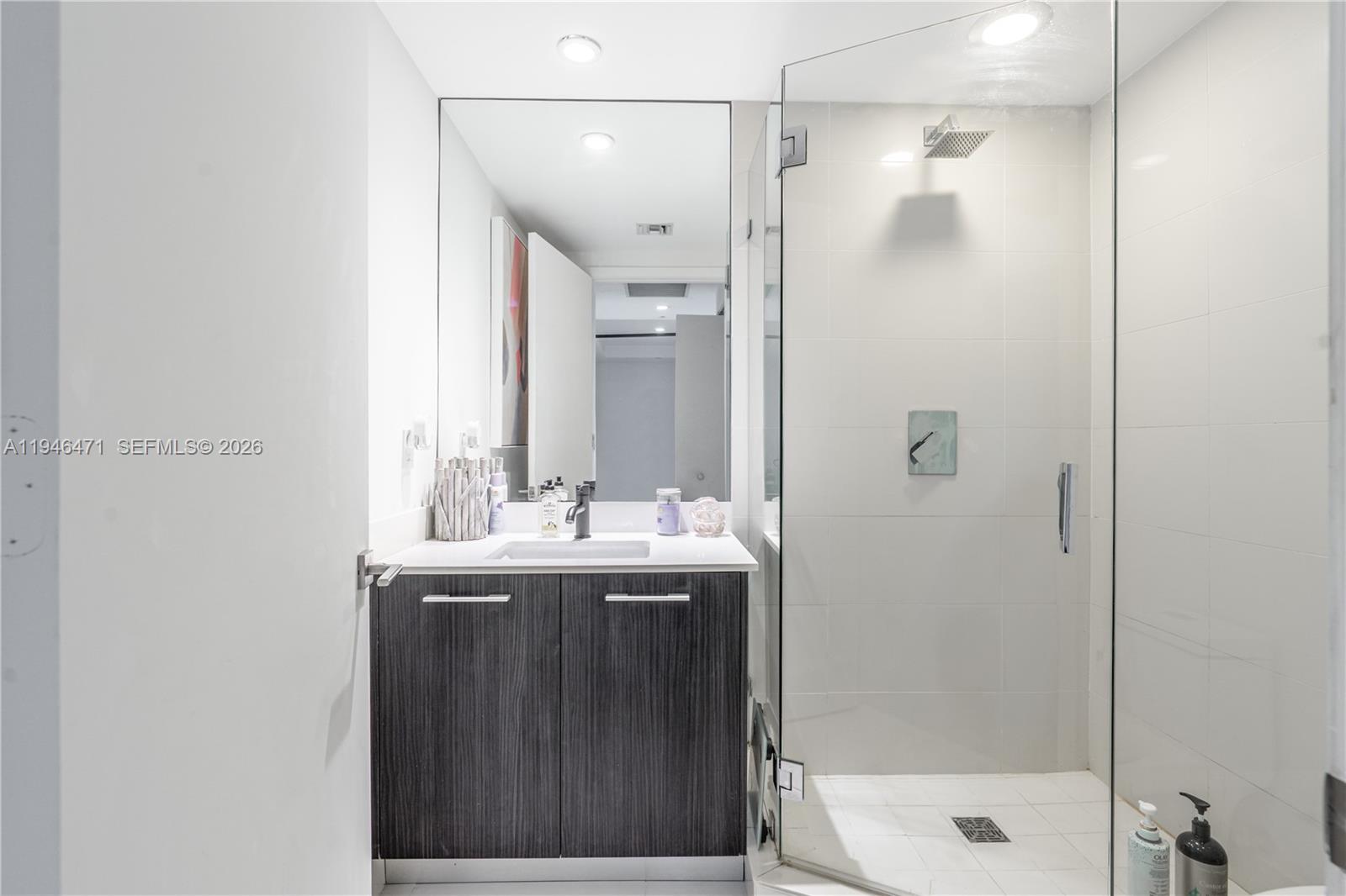 45 Southwest 9th Street, Unit 1205 Miami, FL 33130 - Photo 20 of 27 a bathroom with a bathtub and a sink