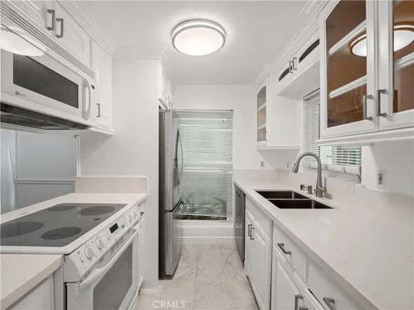 $559,000 | 18411 Hatteras Street, Unit 138, Tarzana, CA 91356