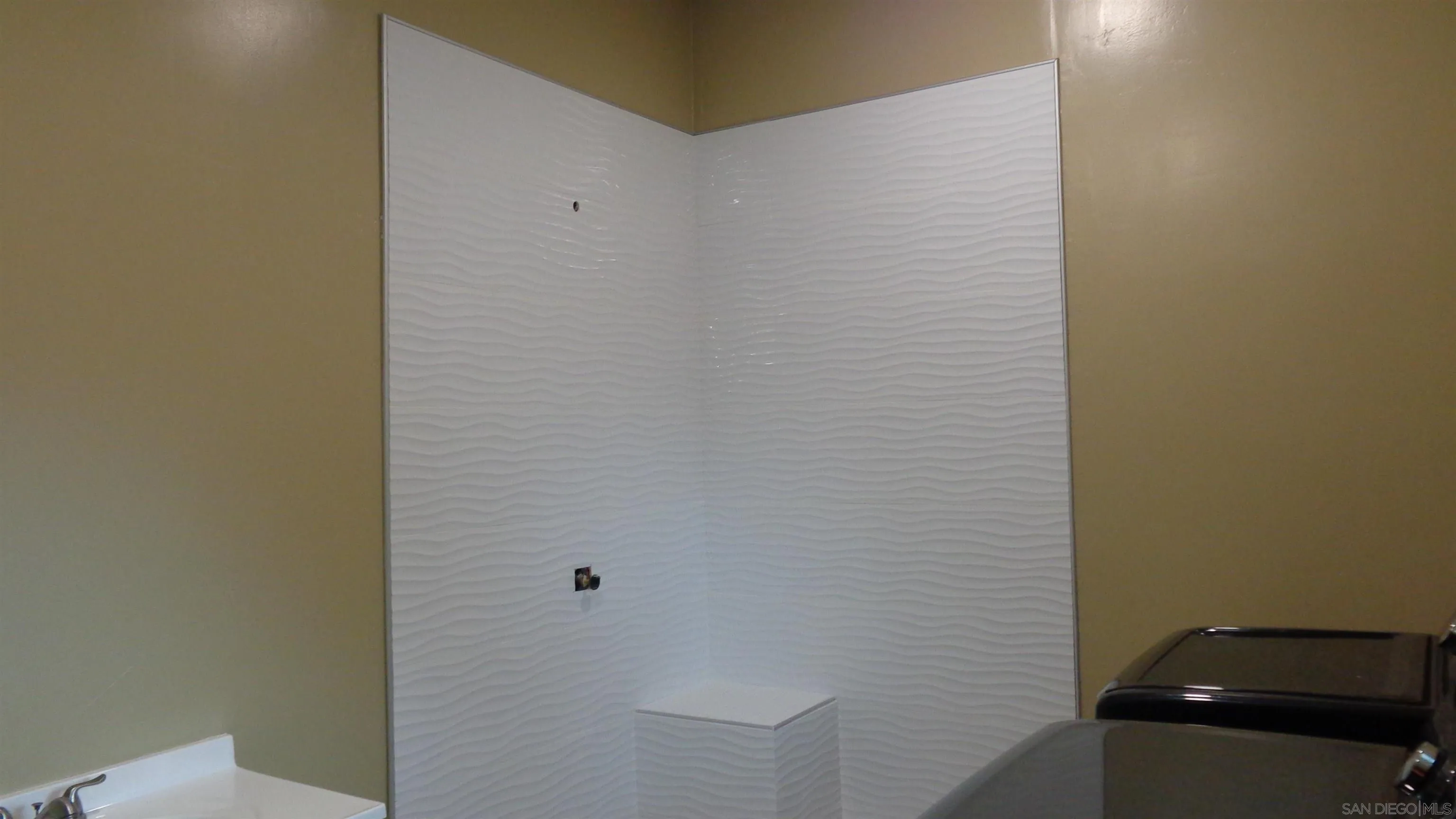 29660 Wilkes Road Valley Center, CA 92082 - Photo 13 of 16 close up of a white marble wall