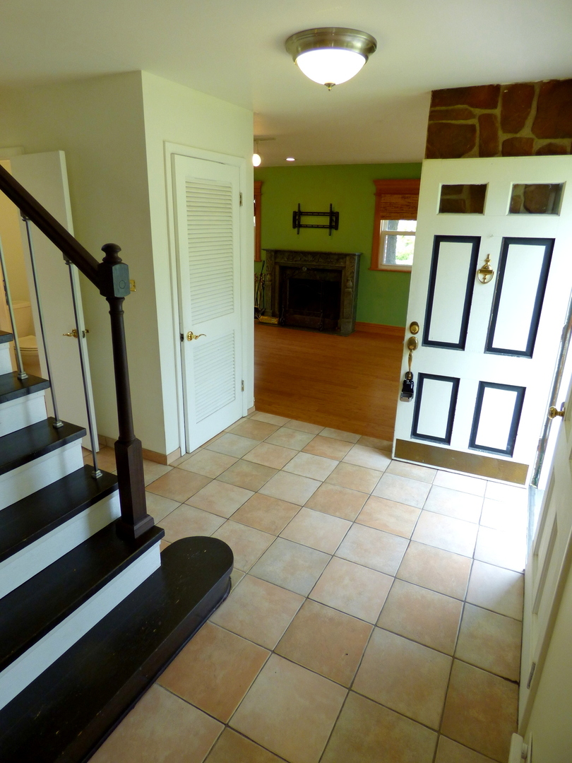 240 Springfield Terrace Des Plaines, IL 60018 - Photo 2 of 25