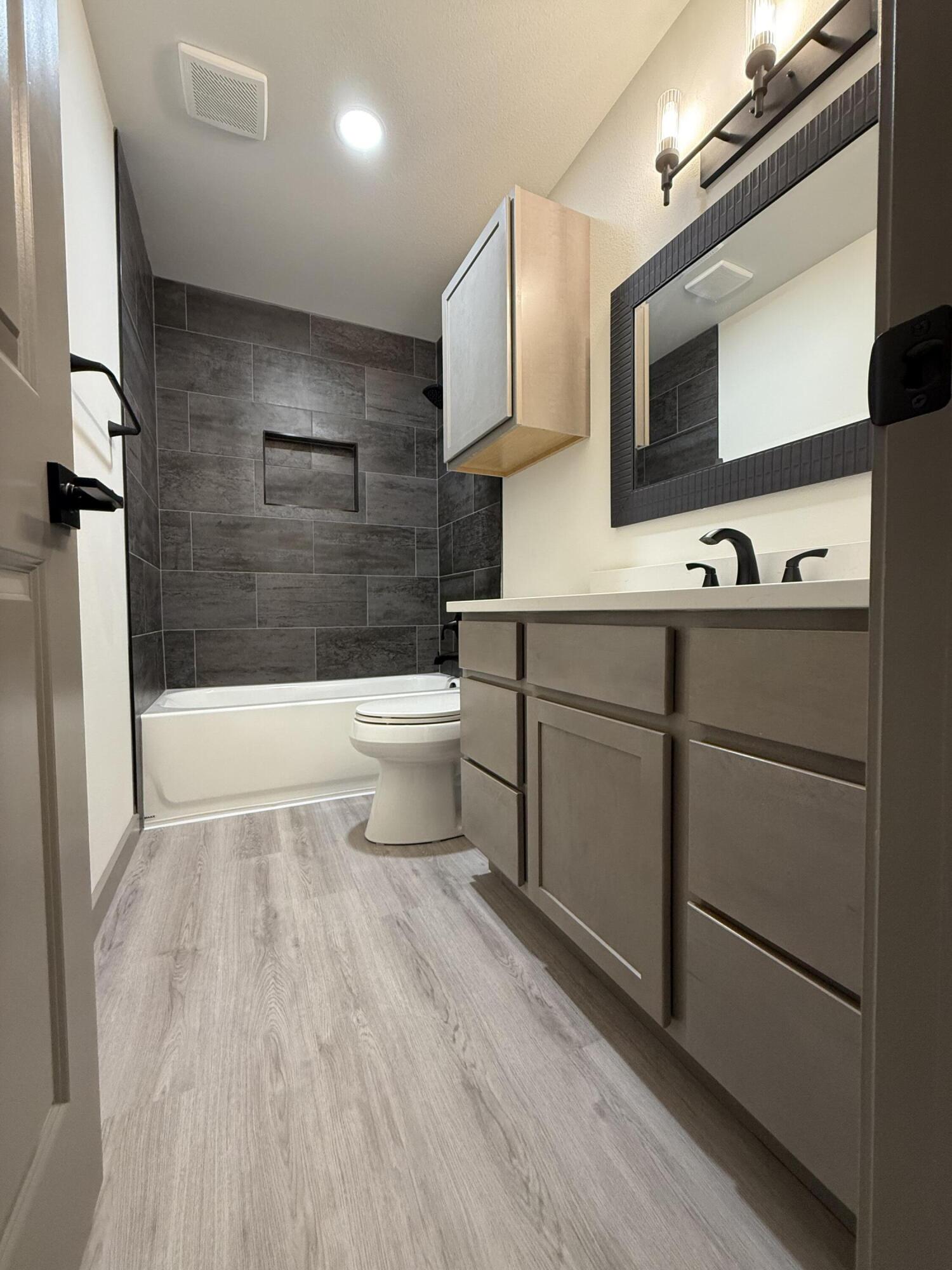 4601 Jarvis Street Lubbock, TX 79416 - Photo 15 of 41 Hall Bathroom