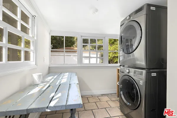 a view of a bedroom with washer and dryer