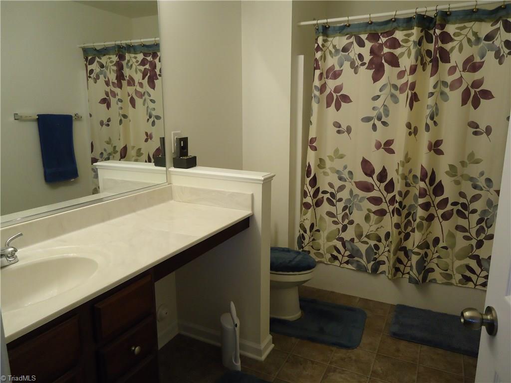 4573 Silo Ridge Clemmons, NC 27012 - Photo 26 of 27 Large second level full bath.