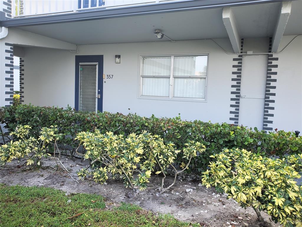 357 Saxony Lane, Unit 357 Delray Beach, FL 33446 - Photo 31 of 35 a view of a house with a flower garden