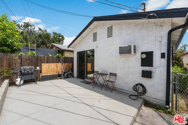 a view of back yard of the house