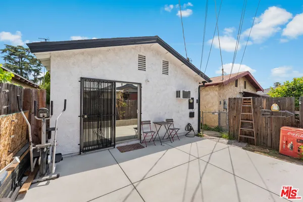 a view of a house with backyard