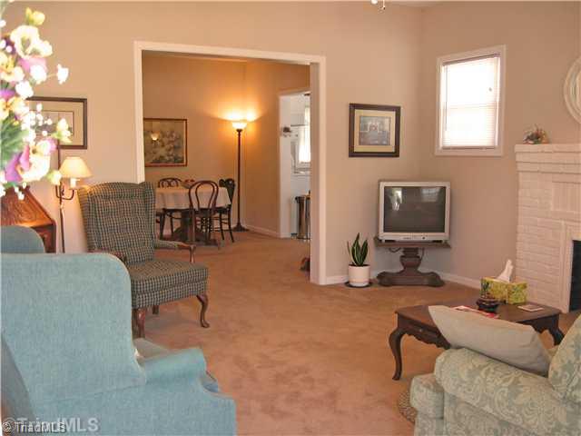 2907 West English Road High Point, NC 27262 - Photo 2 of 16 Entry.