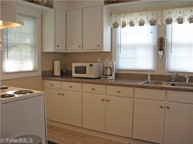 2907 West English Road High Point, NC 27262 - Photo 5 of 16 Kitchen. Freestanding Range and Refrigerator stay!!!!!