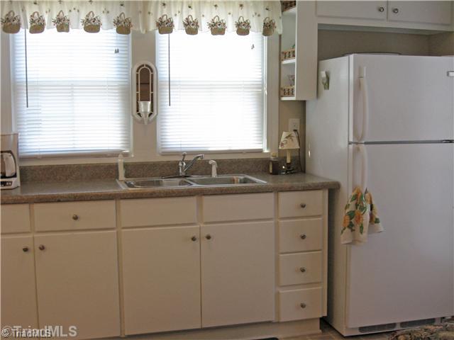 2907 West English Road High Point, NC 27262 - Photo 6 of 16 Kitchen.