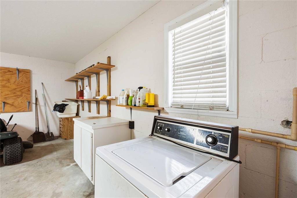 2982 Cr 756a Webster Webster, FL 33597 - Photo 12 of 26 a utility room with dryer and washer