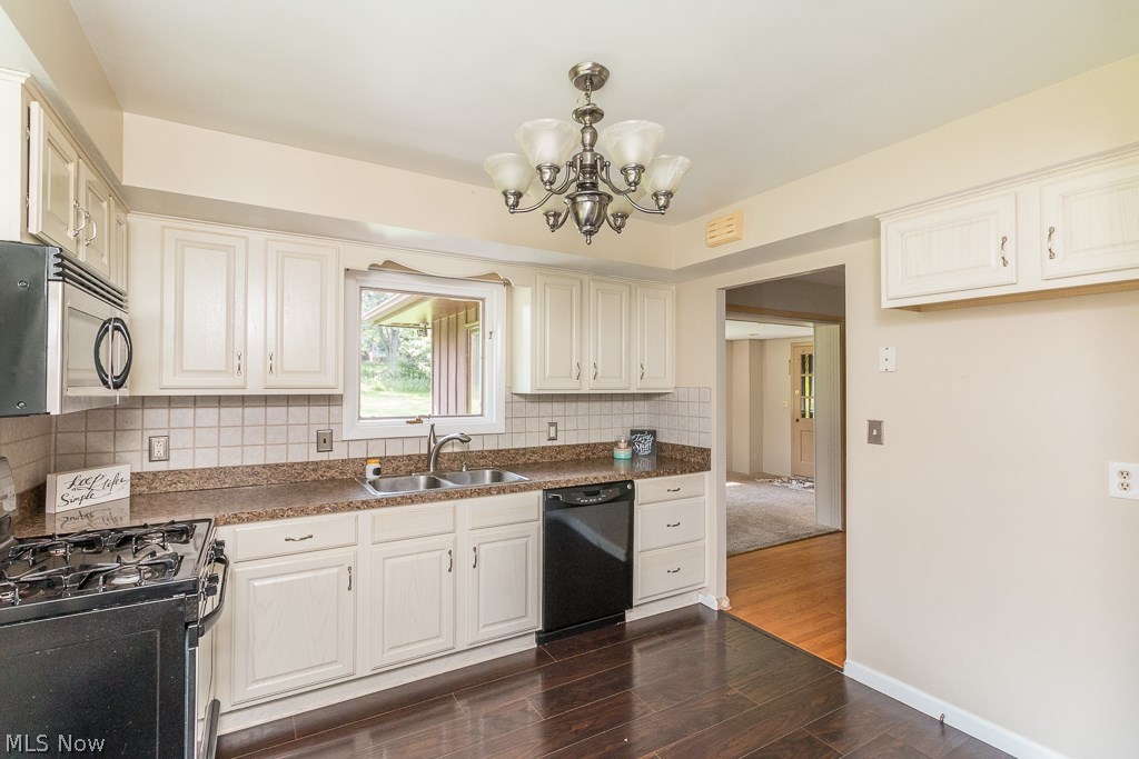 7812 Hoertz Road Cleveland, OH 44134 - Photo 2 of 27