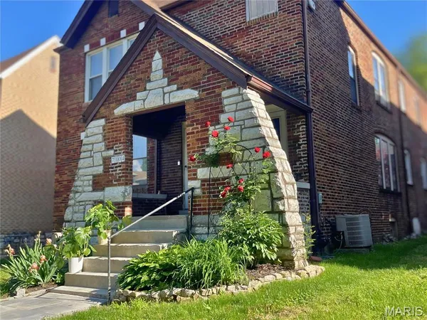 $1,745 | 7104 Tulane Avenue, Unit 2, St. Louis, MO 63130