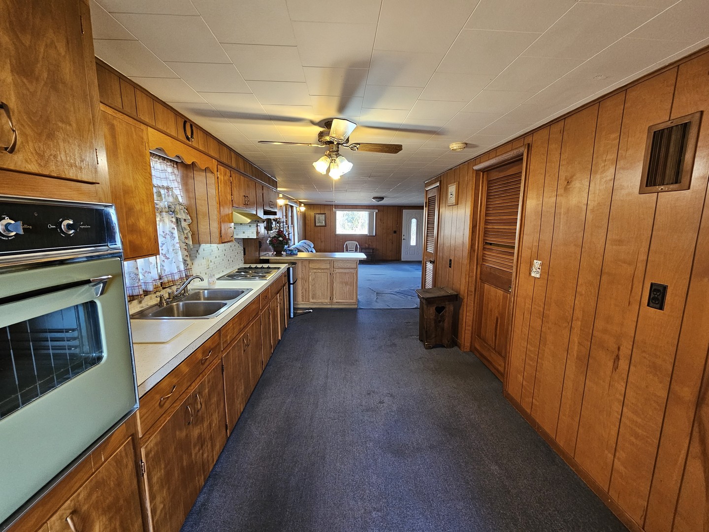 607 South Broadway Street Waltonville, IL 62894 - Photo 12 of 23 a kitchen with lots of counter top space