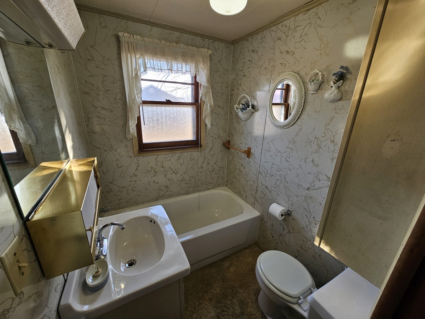 607 South Broadway Street Waltonville, IL 62894 - Photo 22 of 23 a bathroom with a sink mirror bathtub and toilet