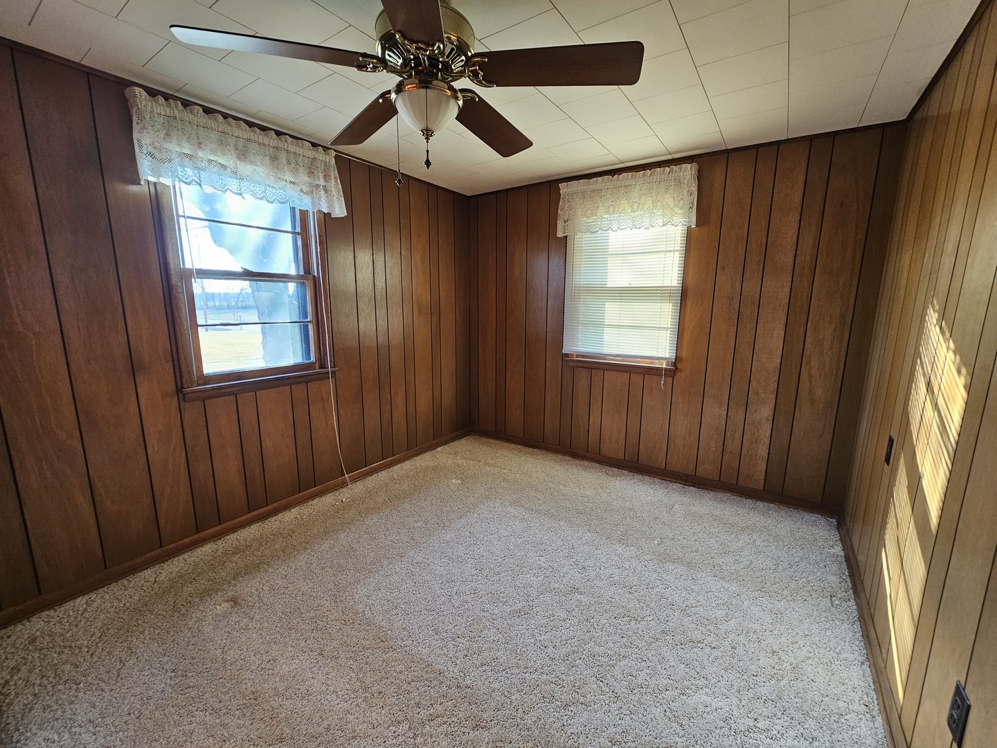 607 South Broadway Street Waltonville, IL 62894 - Photo 23 of 23 an empty room with windows and fan