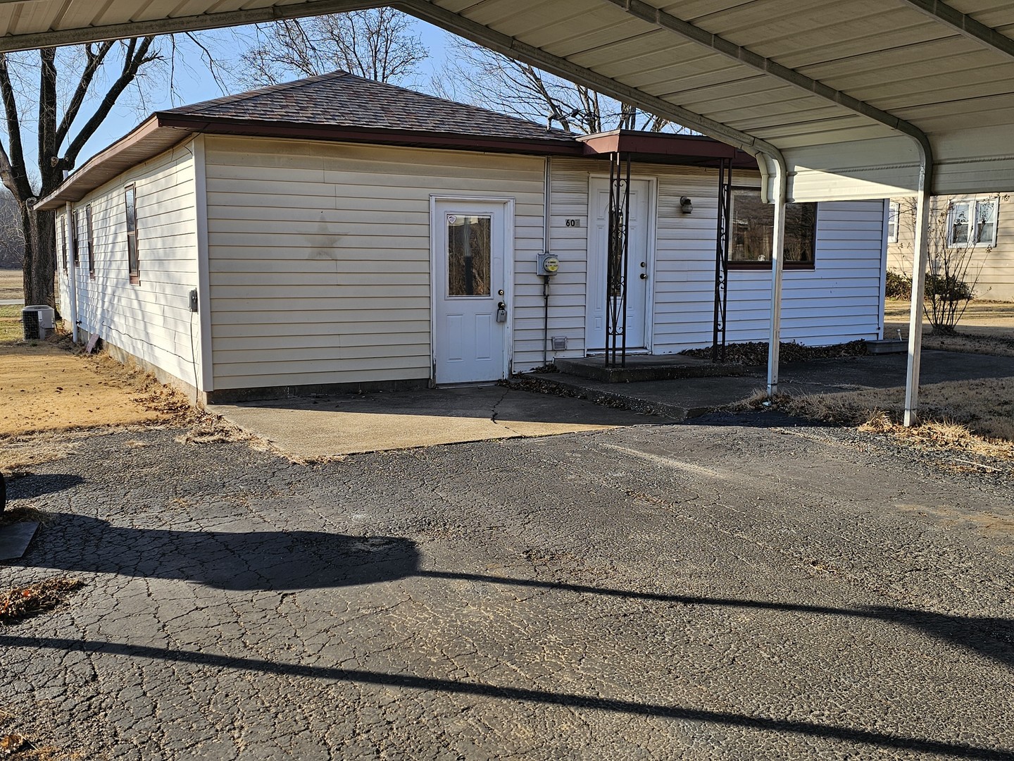 607 South Broadway Street Waltonville, IL 62894 - Photo 3 of 23 a front view of a house