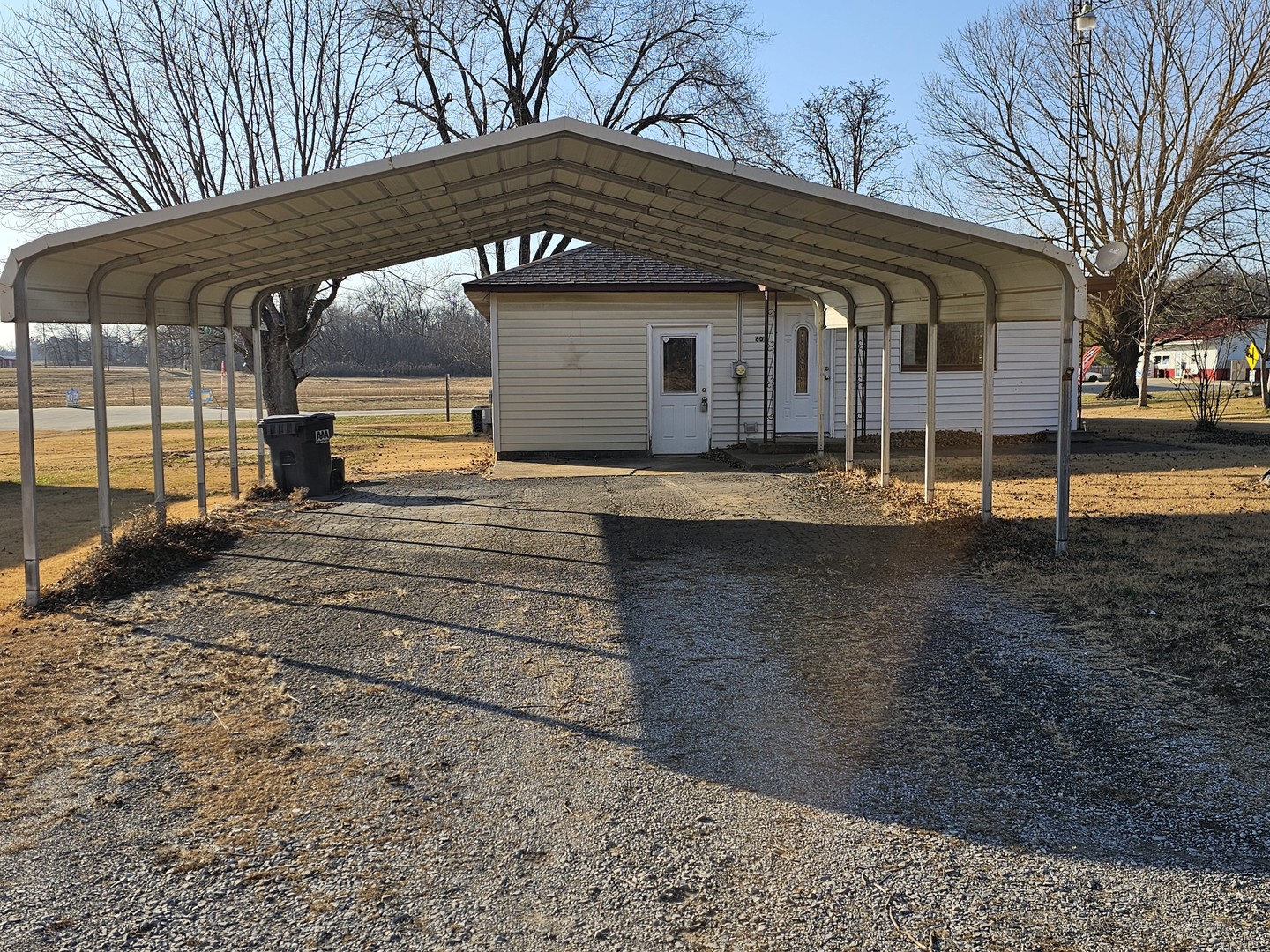 607 South Broadway Street Waltonville, IL 62894 - Photo 4 of 23 a front view of a house with a yard
