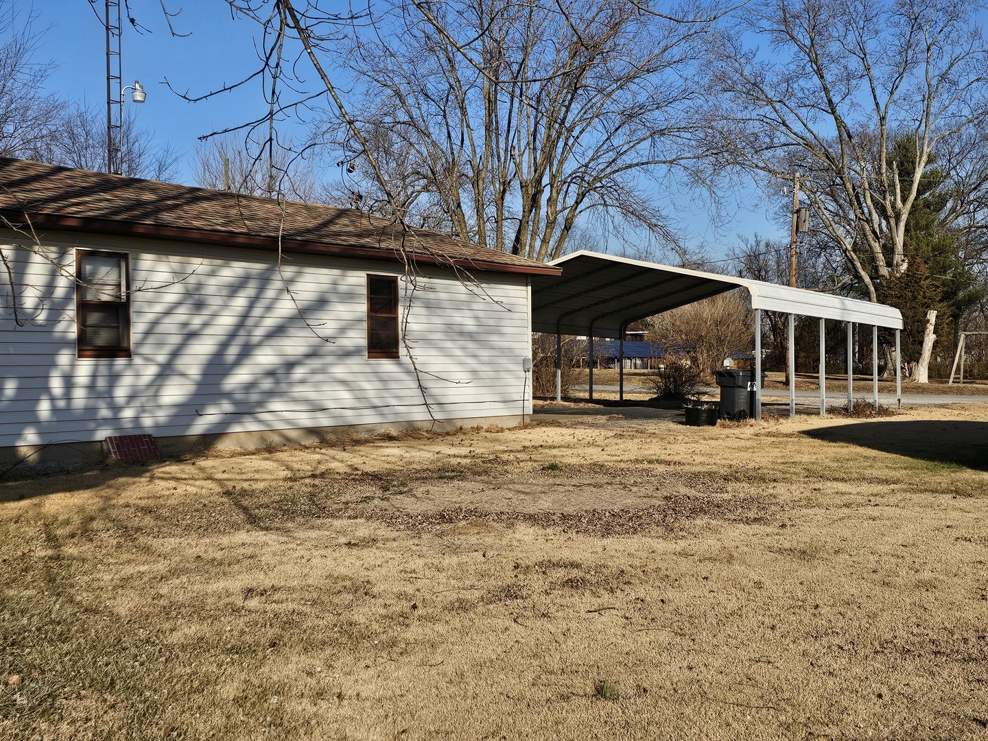 607 South Broadway Street Waltonville, IL 62894 - Photo 7 of 23 a front view of a house with a yard