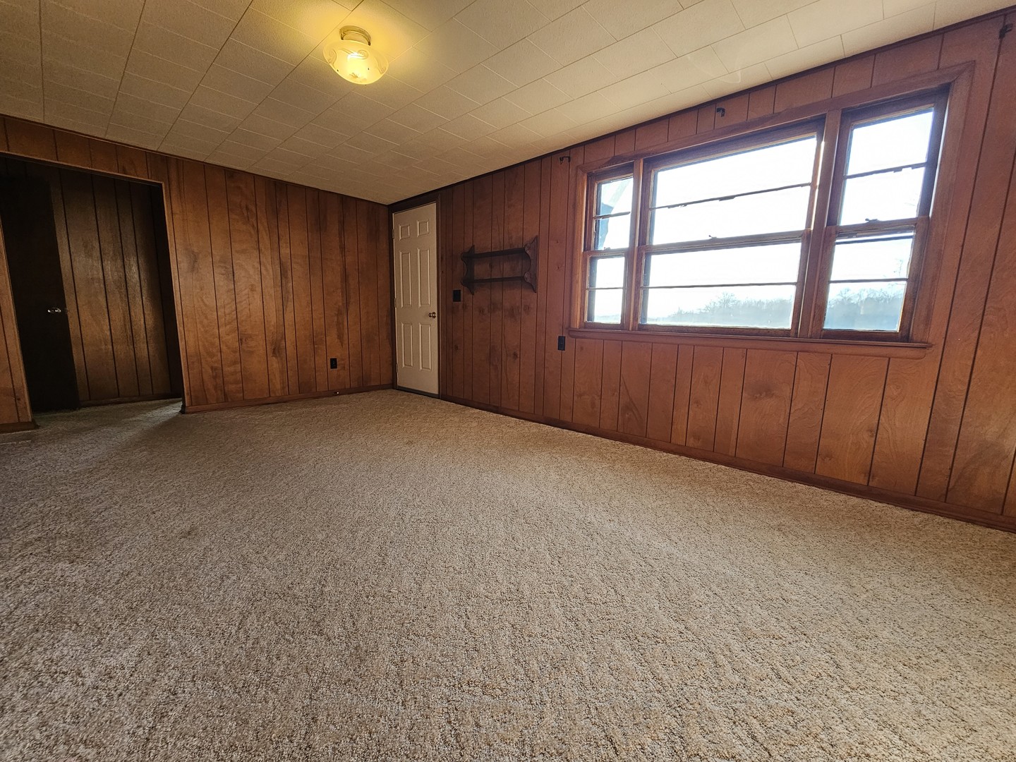 607 South Broadway Street Waltonville, IL 62894 - Photo 9 of 23 an empty room with windows