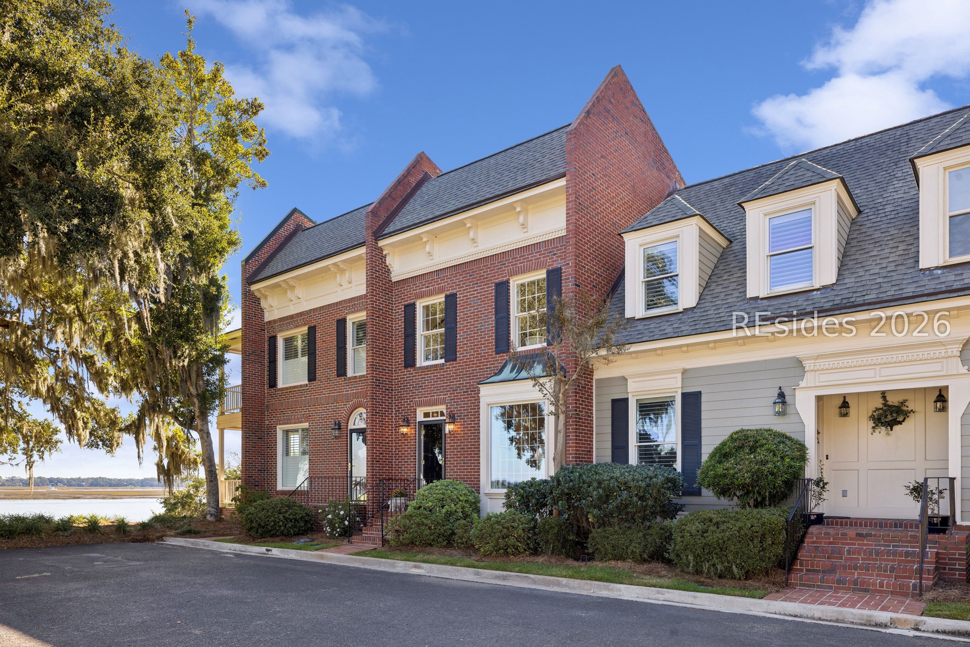 Welcome to 895 Ribaut Road, 2