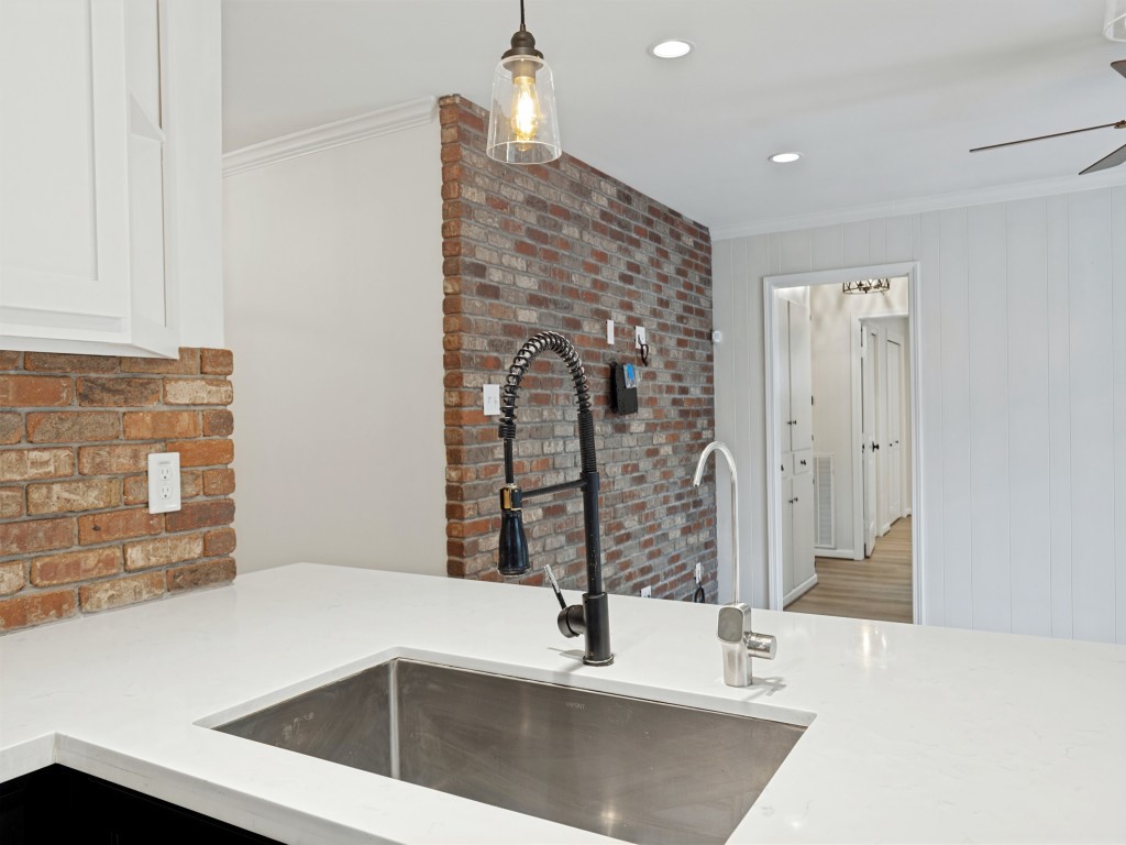 5933 Birdwood Road Houston, TX 77074 - Photo 9 of 30 Gallery Image 9