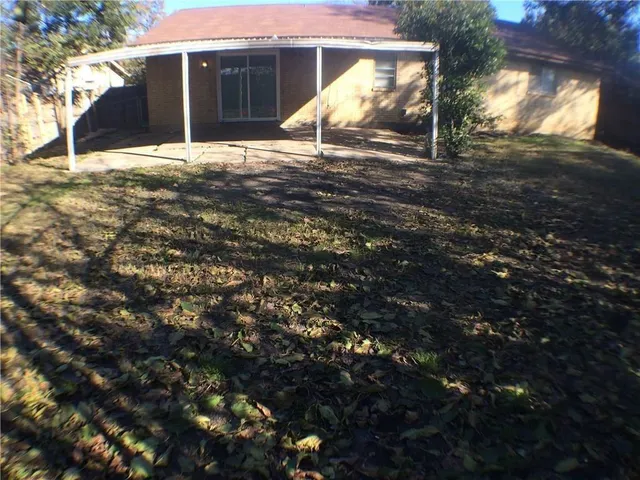 a view of a backyard