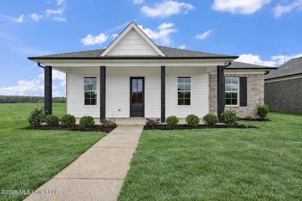 $326,900 | 526 Bolivar Drive, Nesbit, MS 38651