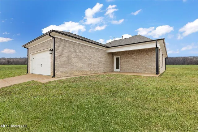 $326,900 | 526 Bolivar Drive, Nesbit, MS 38651