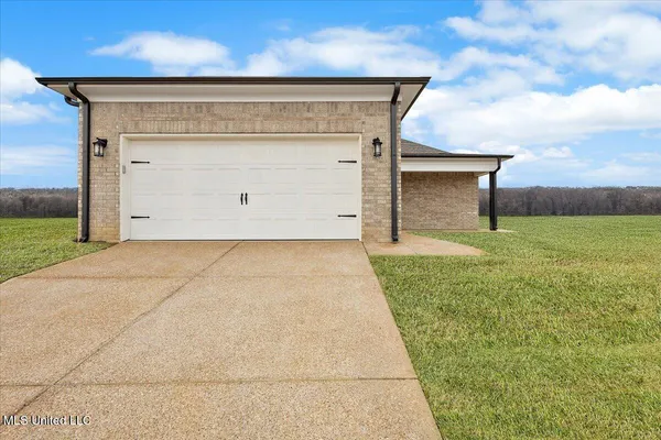 $326,900 | 526 Bolivar Drive, Nesbit, MS 38651