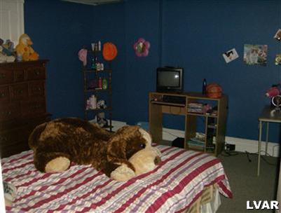 432 Ridge Avenue Allentown, PA 18102 - Photo 13 of 17 THIRD FLOOR BEDROOM