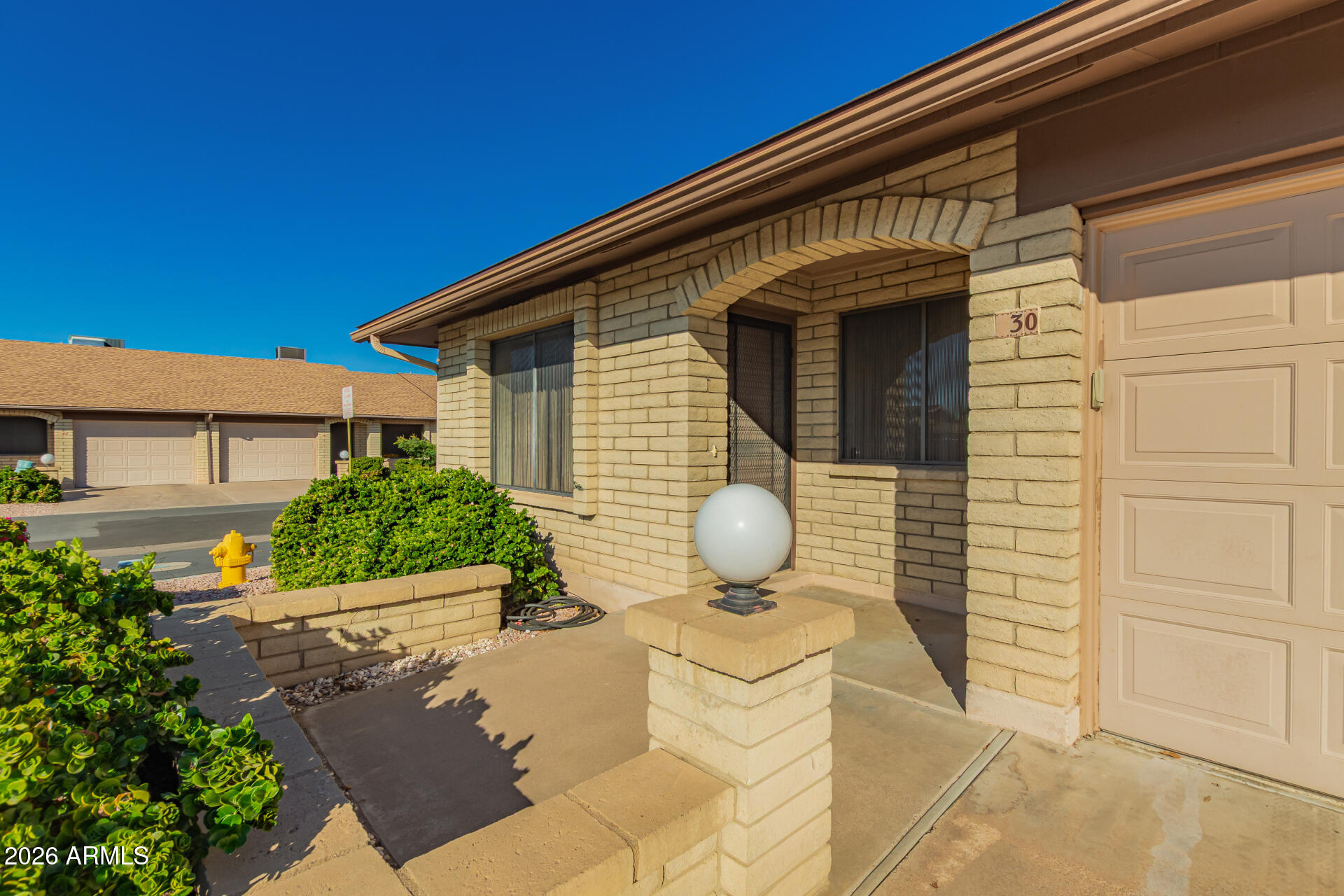 520 South Greenfield Road, Unit 30 Mesa, AZ 85206 - Photo 4 of 29 a front view of a house with a garden