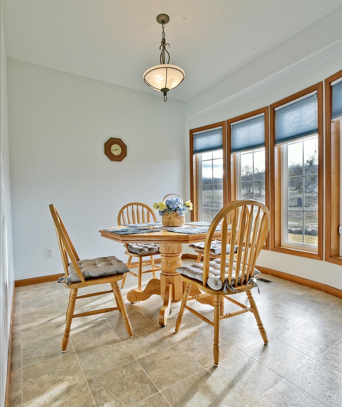 4774 South Fork Little Butte Creek Road Eagle Point, OR 97524 - Photo 18 of 34 Dining area off the kitchen.