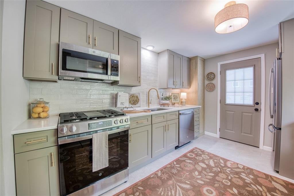 2661 Old Washington Road Pittsburgh, PA 15241 - Photo 15 of 46 Completely remodeled kitchen with new 36" cabinets for ample storage.