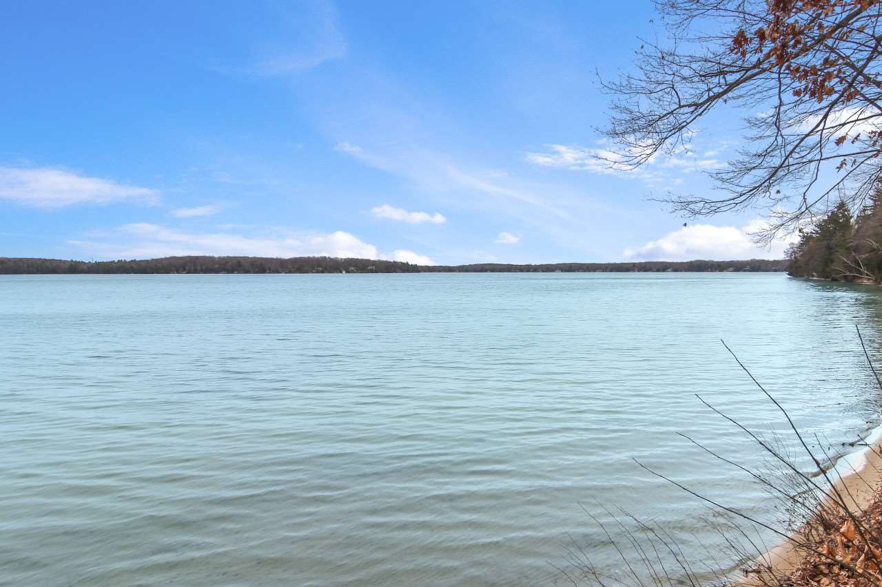 1010 West Long Lake Road Traverse City, MI 49685 - Photo 3 of 48 1887347-2.JPG