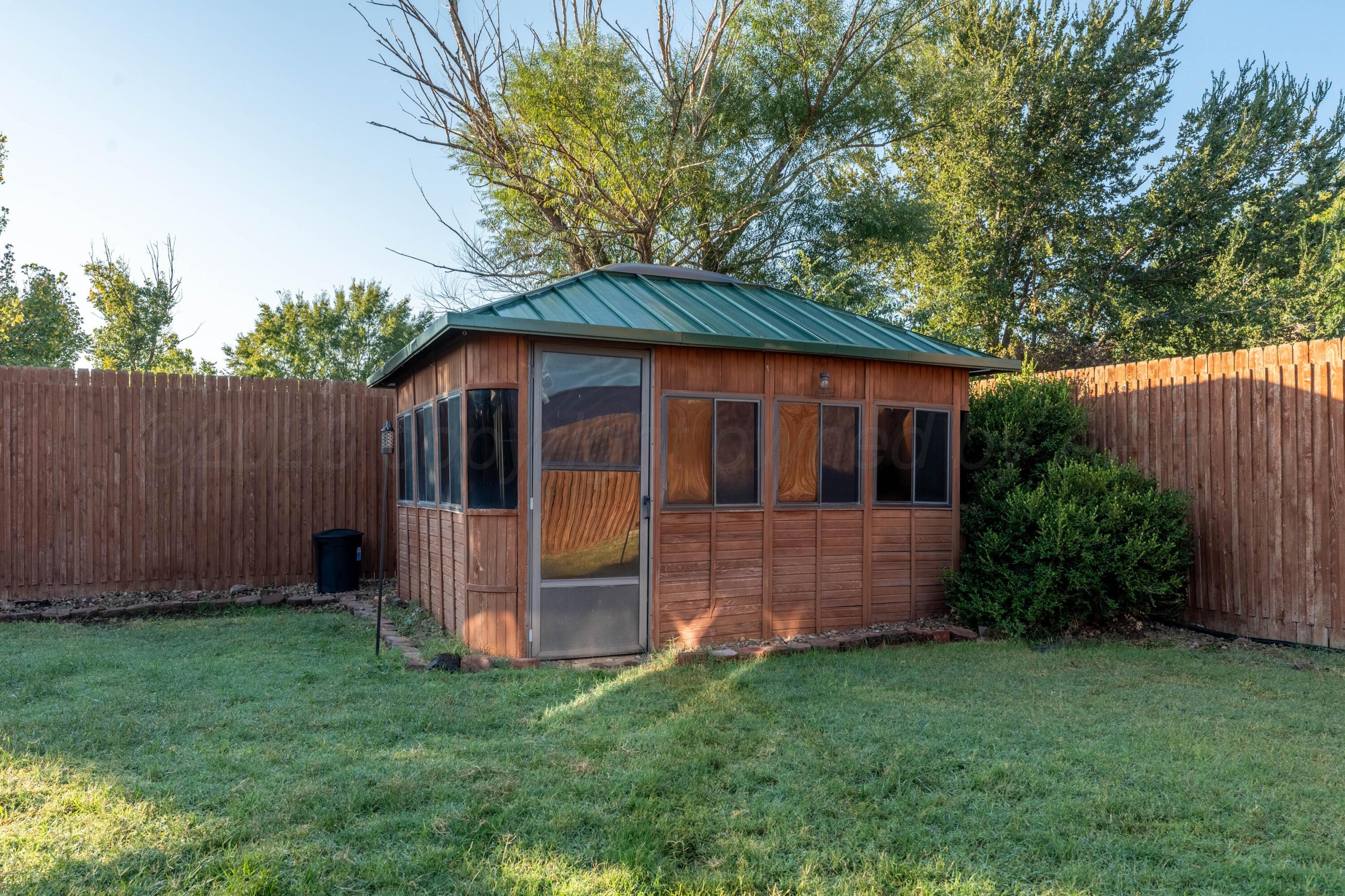 6606 Drexel Road Amarillo, TX 79109 - Photo 38 of 44 a view of a house with backyard and garden