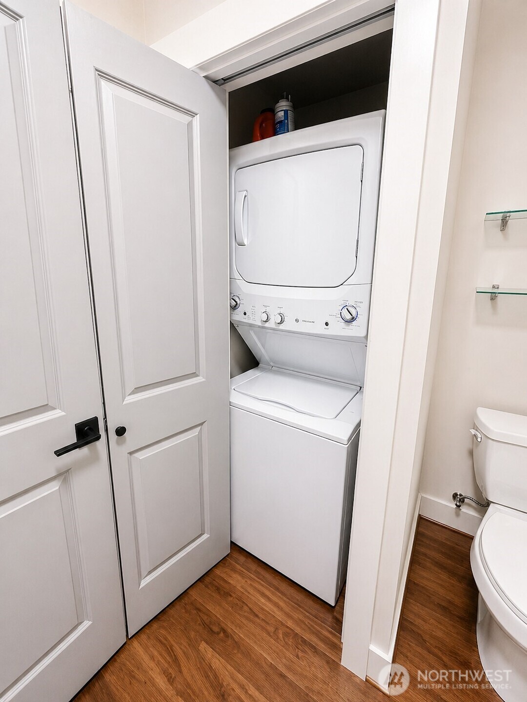 699 John Street, Unit 515 Seattle, WA 98109 - Photo 4 of 26 a utility room with dryer and washer