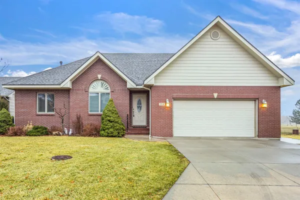 $365,000 | 113 Kingsway, Hesston, KS 67062
