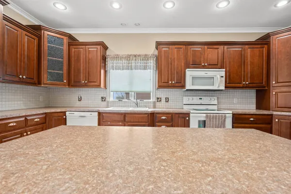$365,000 | 113 Kingsway, Hesston, KS 67062