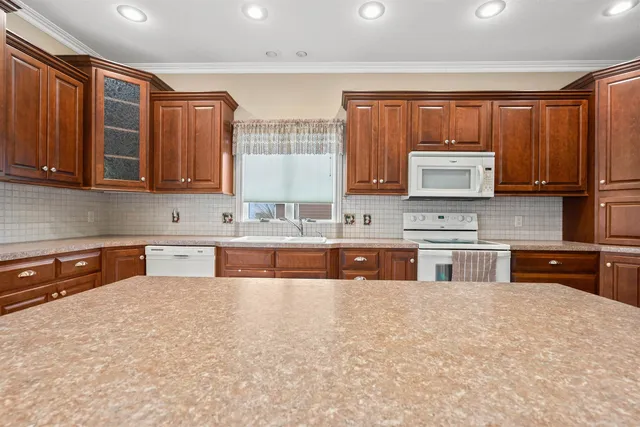 $365,000 | 113 Kingsway, Hesston, KS 67062