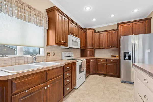 $365,000 | 113 Kingsway, Hesston, KS 67062