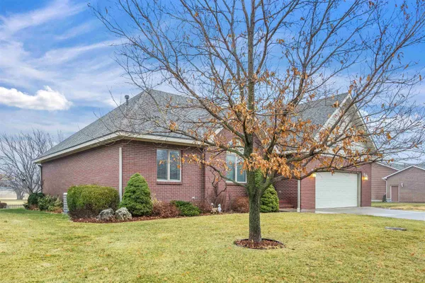 $365,000 | 113 Kingsway, Hesston, KS 67062