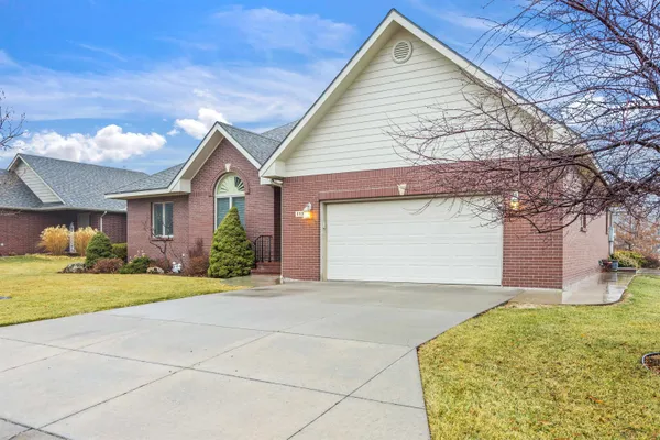 $365,000 | 113 Kingsway, Hesston, KS 67062