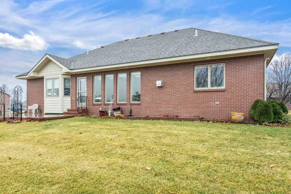 $365,000 | 113 Kingsway, Hesston, KS 67062