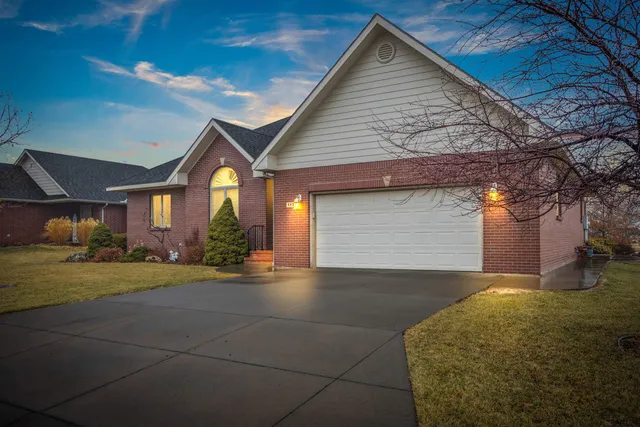 $365,000 | 113 Kingsway, Hesston, KS 67062
