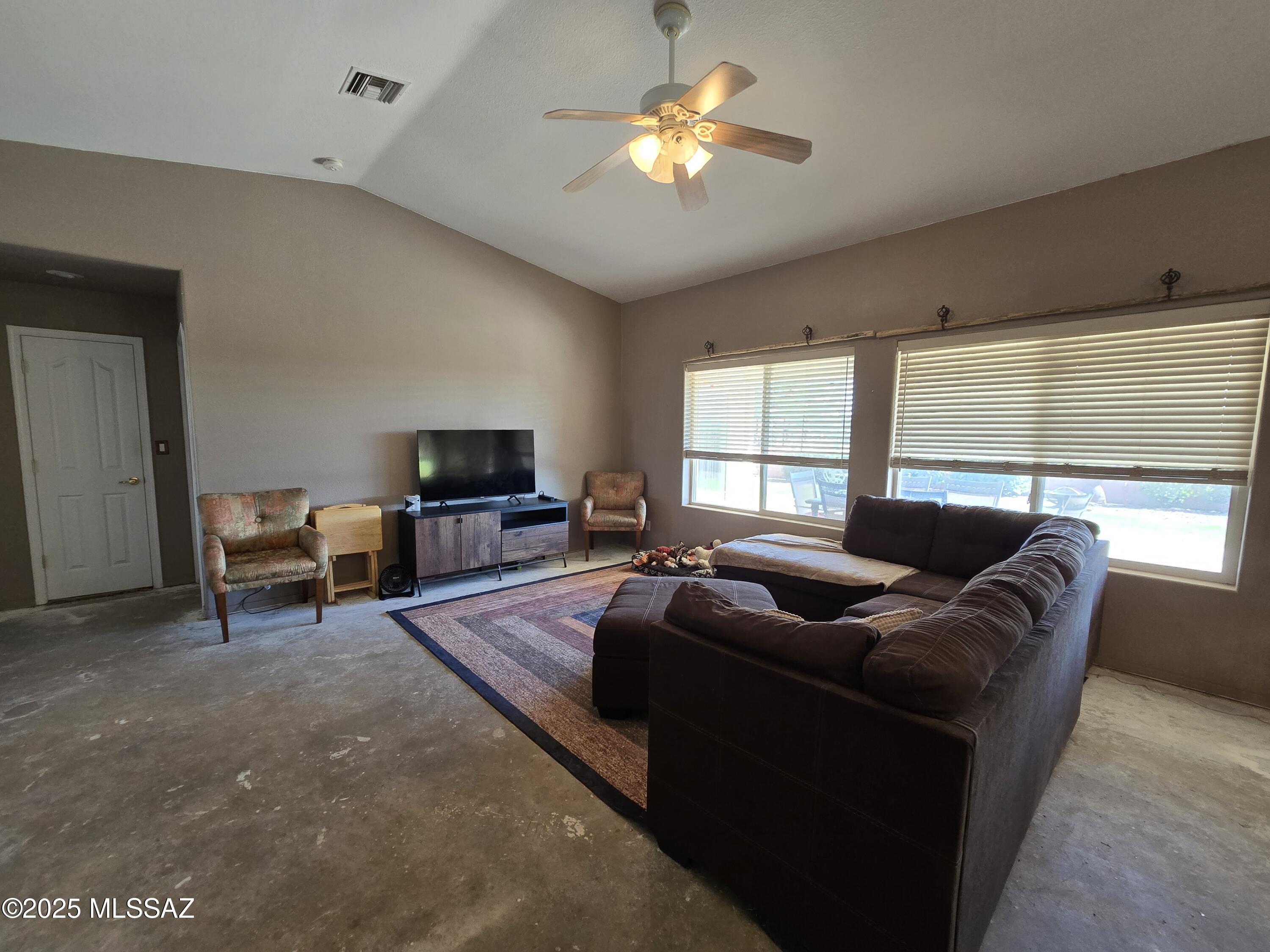 924 West Sahuaro Road Pearce, AZ 85625 - Photo 4 of 30 Greatroom