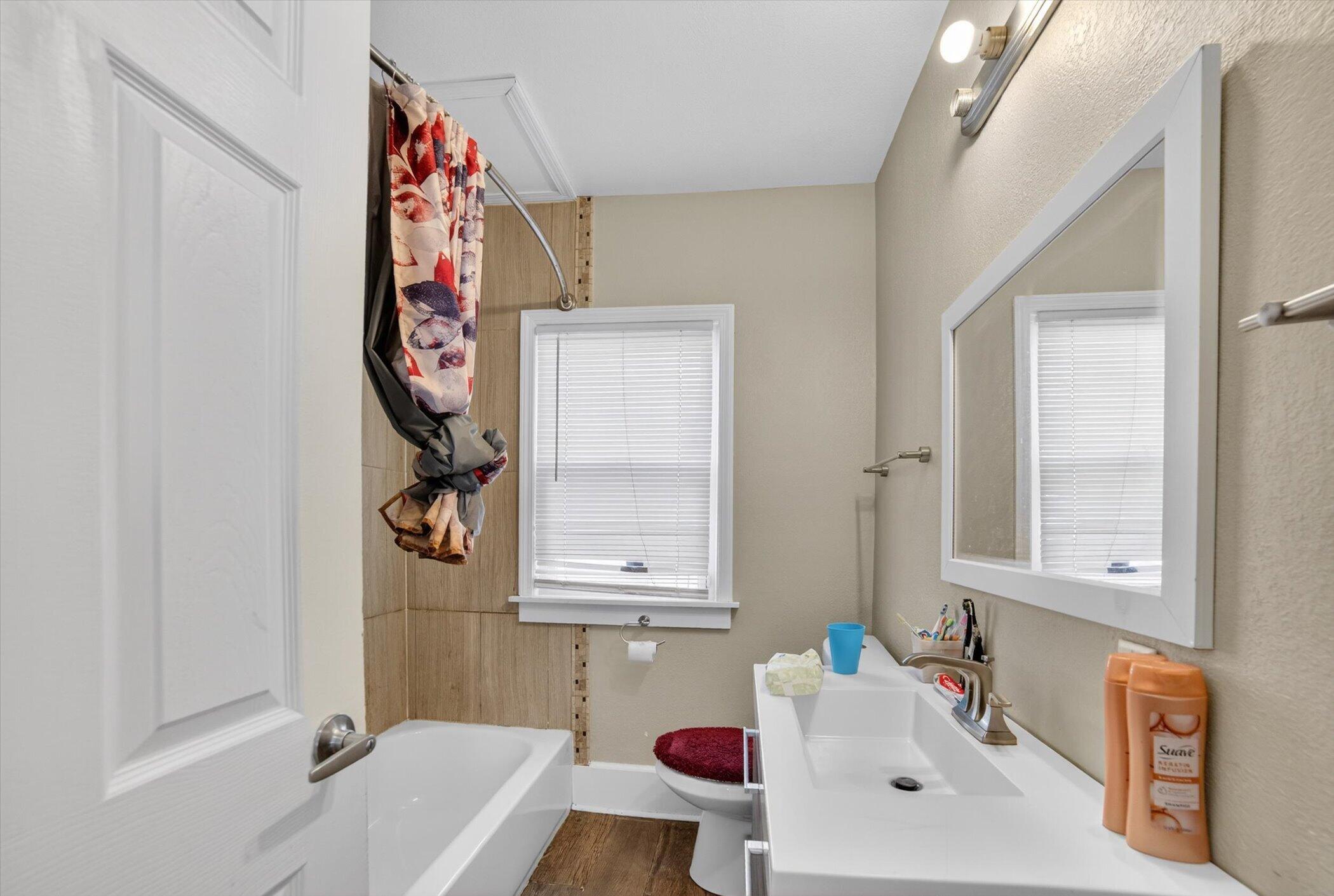 4149 North 19th Street Milwaukee, WI 53209 - Photo 17 of 32 20-4149-N-19th-St-Windowstill